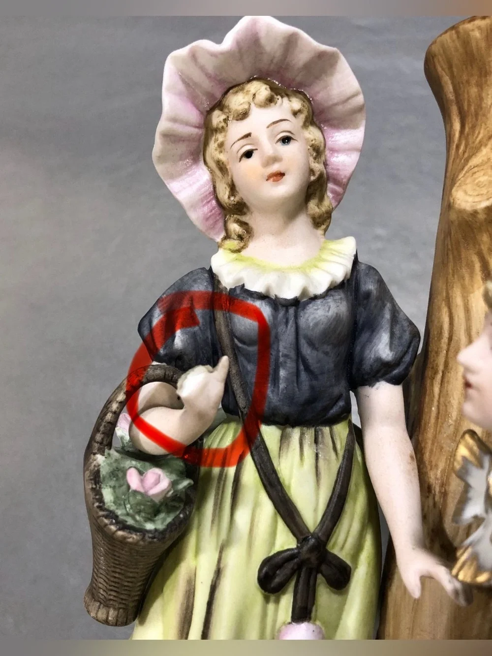 Vintage Porcelain Bud Vase Of Colonial Courting Couple Figurine **read**